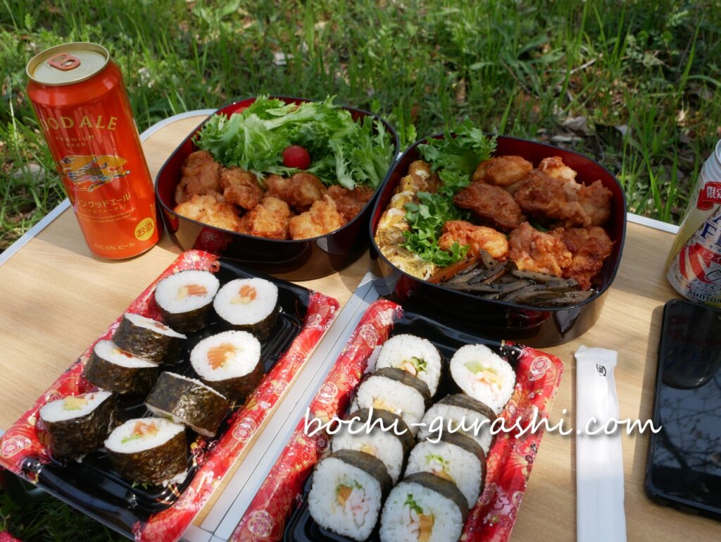 【本日の作戦弁当】スーパーの海苔巻きに、手作りの唐揚げ・きんぴら・卵焼きを添えて