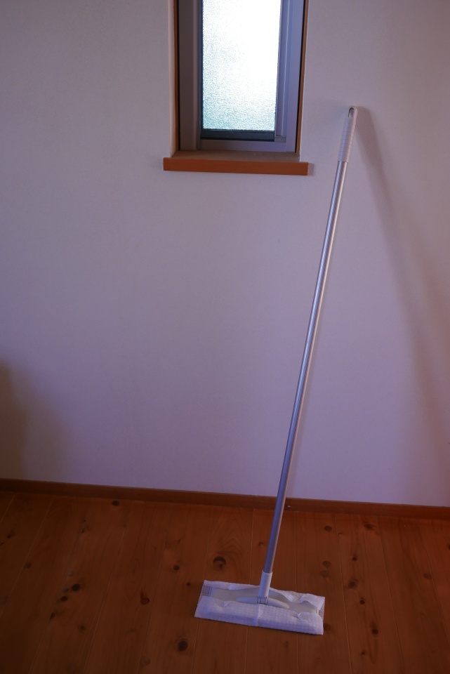 家の中をクイックルワイパーで磨く