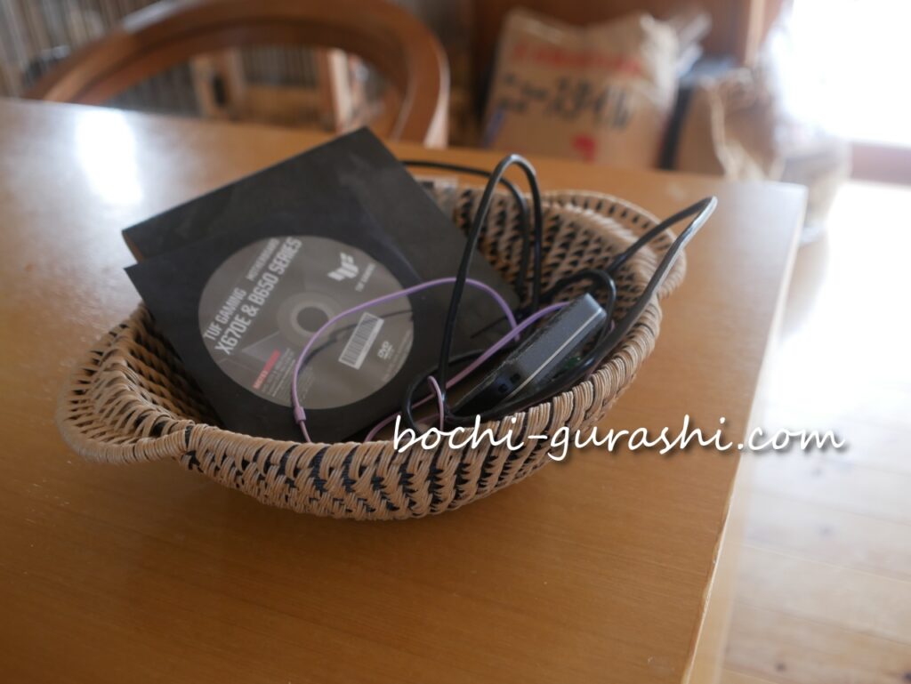 PCまわりのものを籠にまとめる