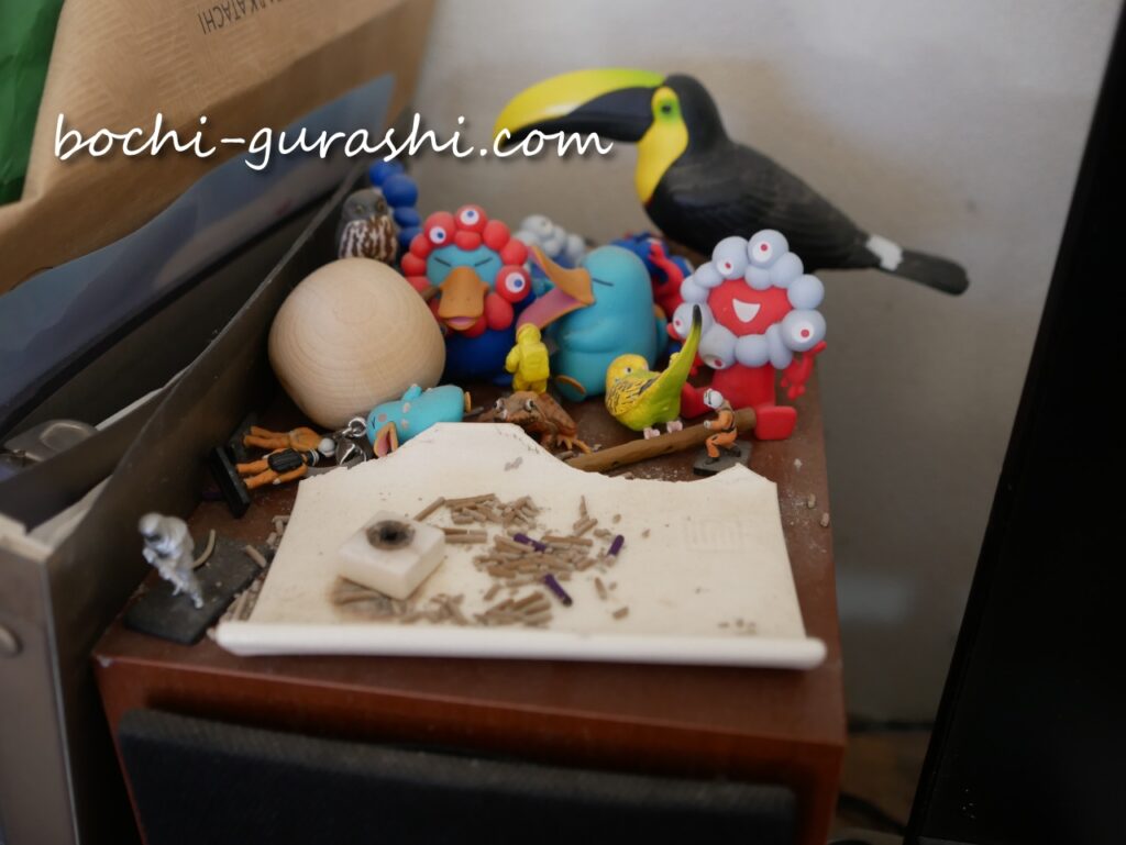 スピーカー上のフィギュア