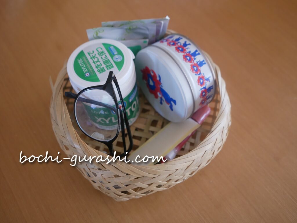 散らかったものを籠にまとめる