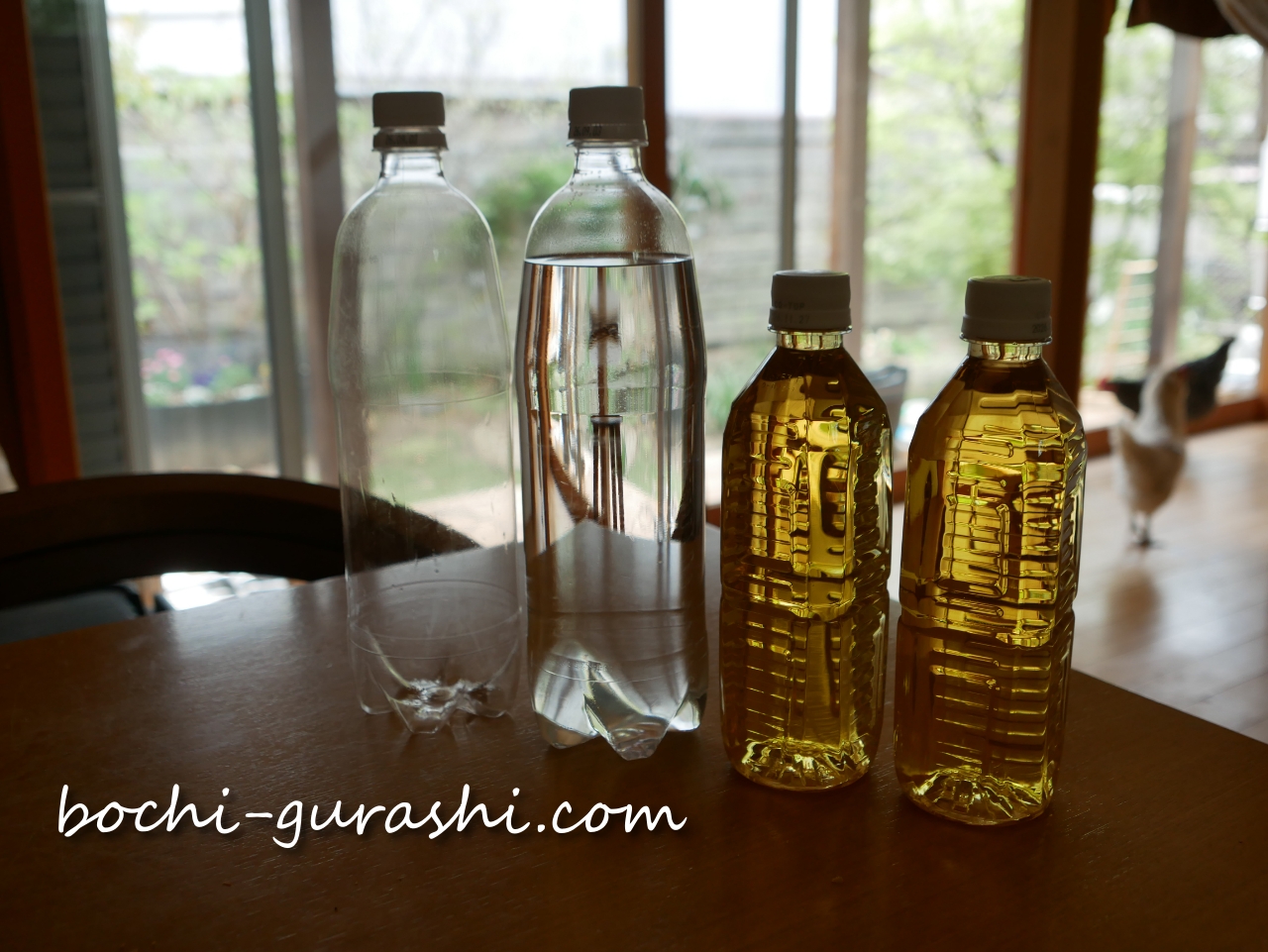 テーブル上のラベルレスボトル