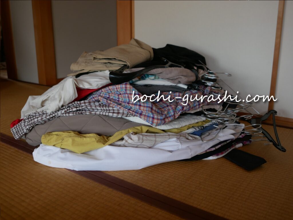 ハンガーラックの衣服を全部だしたところ