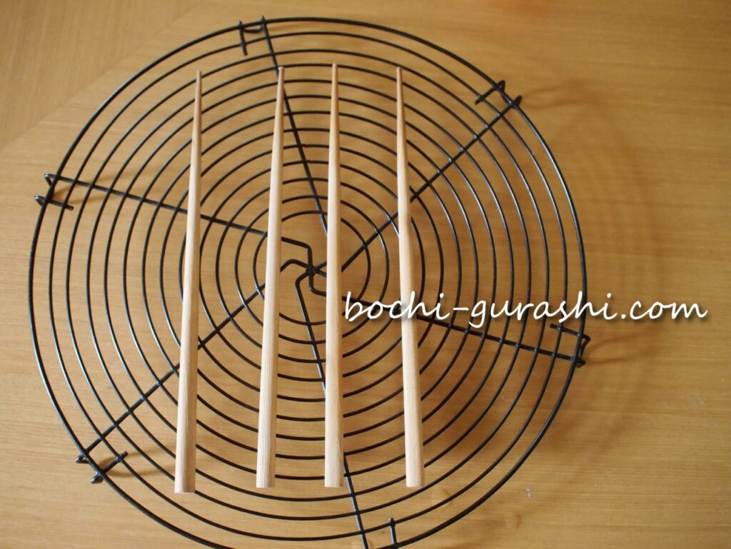 煮沸した木の箸を乾かす