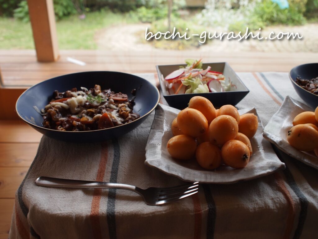 デザートの枇杷が山盛りのランチ風景