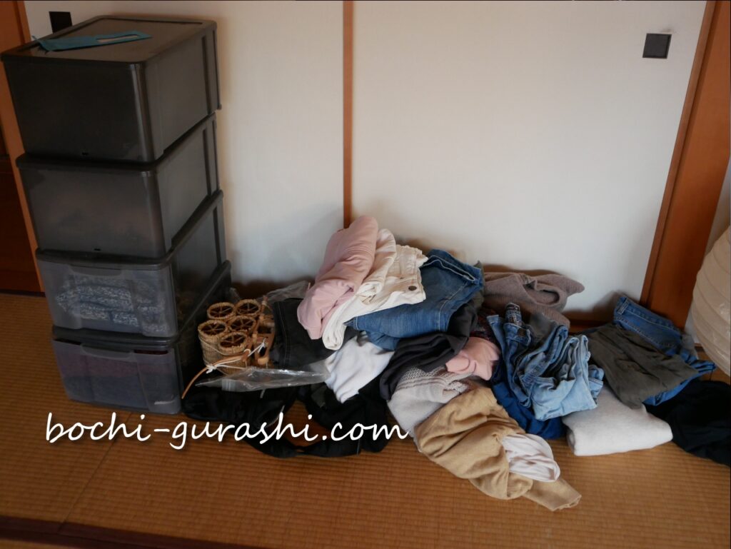 棚の衣服を全部だしたところ