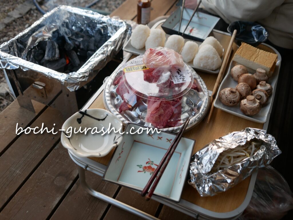 縁側で炭火焼の準備