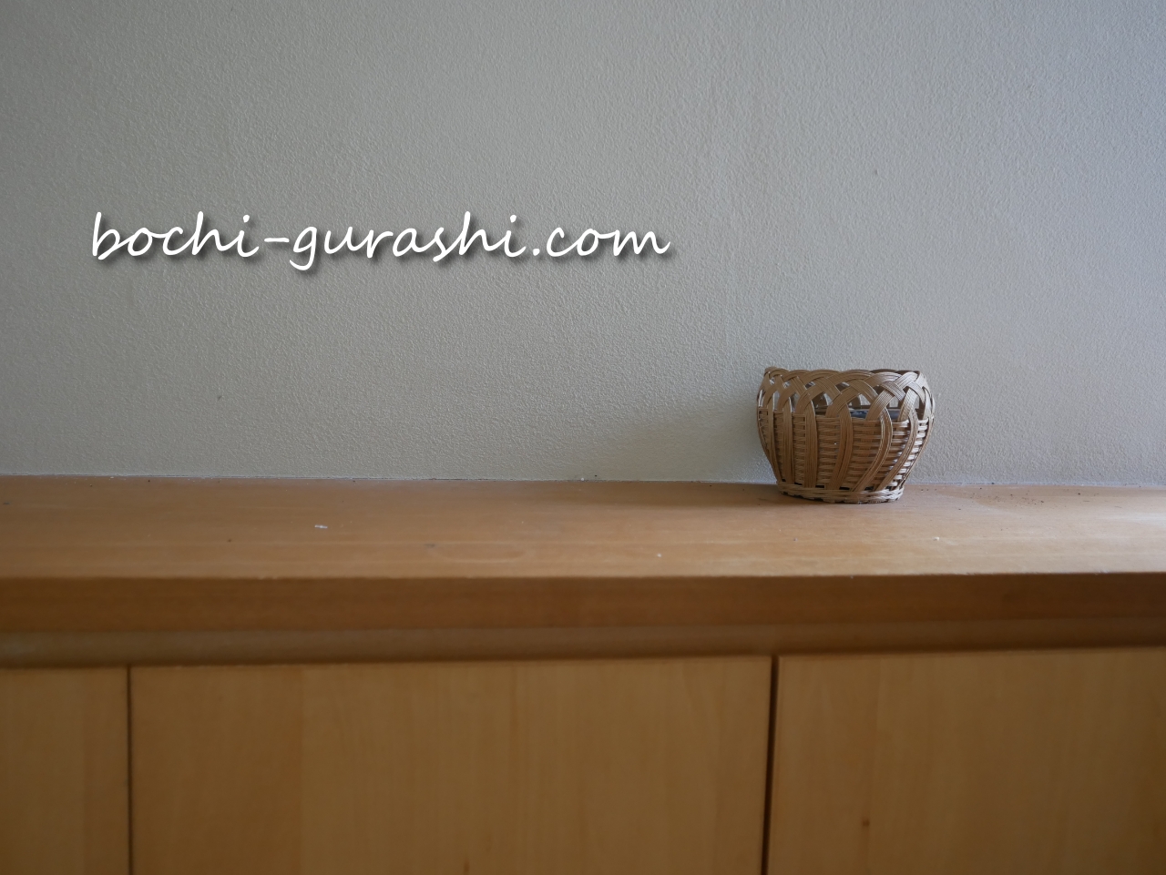 シューズボックスの上に収納籠を置く