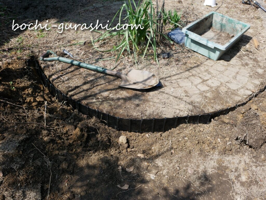 芝の根ストッパーを並べ終わったところ