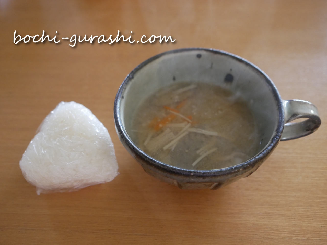4日目朝食、おにぎりと豚汁